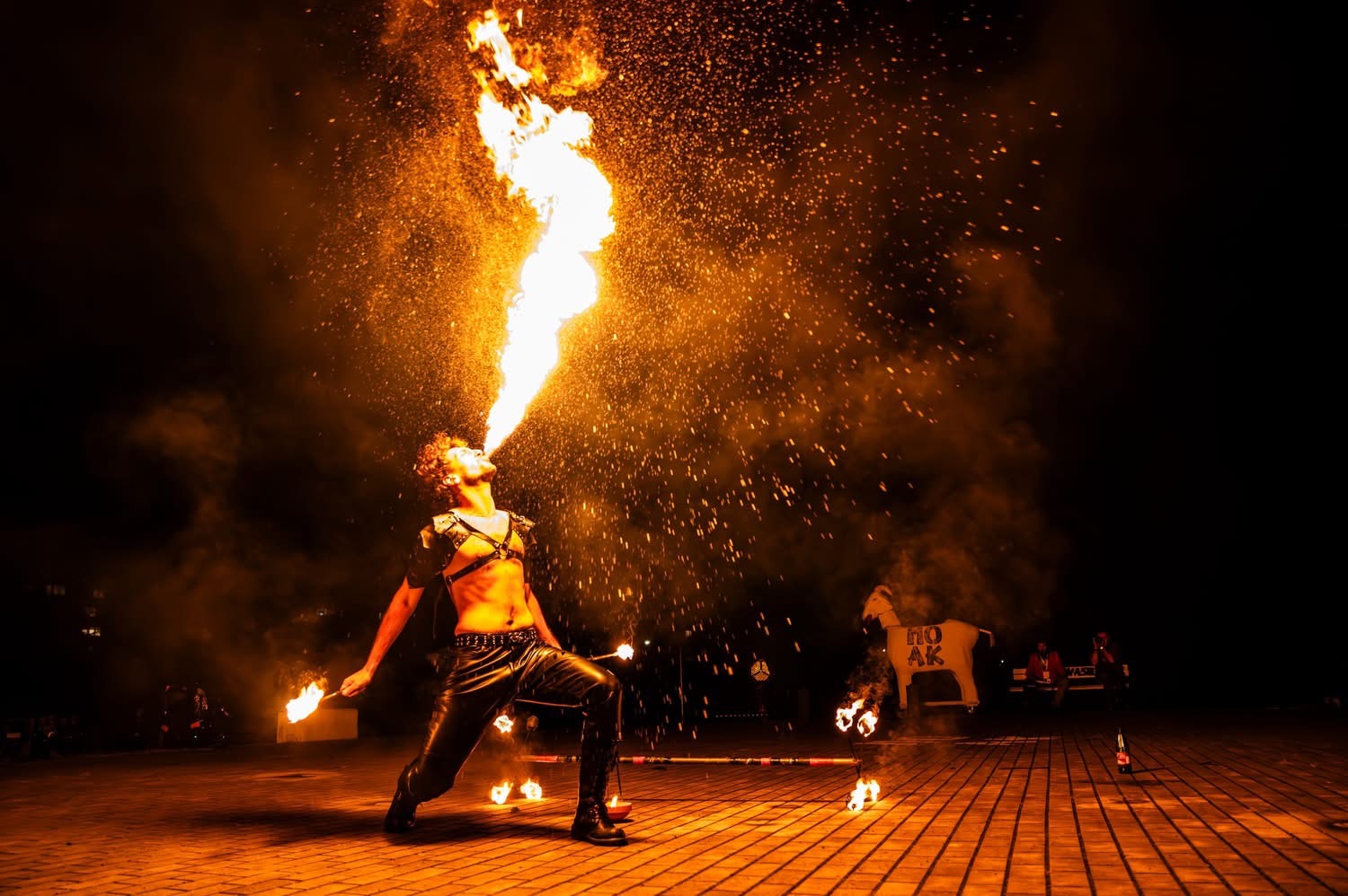 Fire Show, Tanoura LED, orientalne tańce & folklor — wyjątkowe widowiska łączące kulturę, tradycję i spektakularne efekt